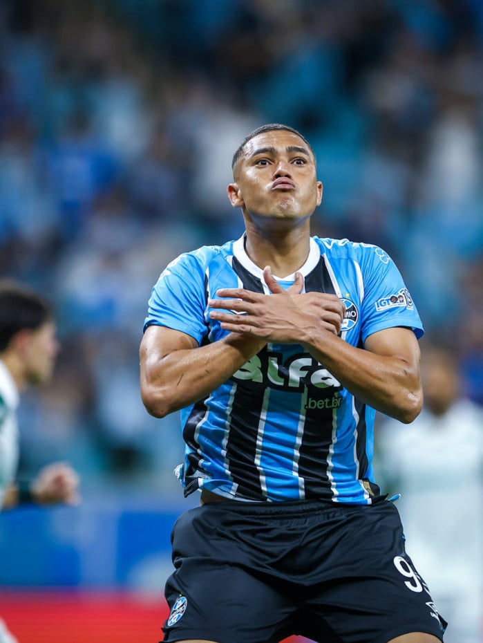 Carlos Vin&iacute;cius &eacute; destaque do Gr&ecirc;mio
