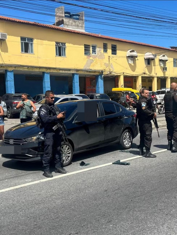 Militares isolaram a &aacute;rea para a per&iacute;cia da DHC