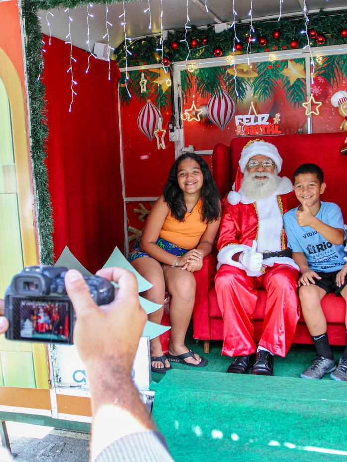 Moradores podem tirar fotos profissionais gratuitas, impressas na hora, na Casa do Papai Noel