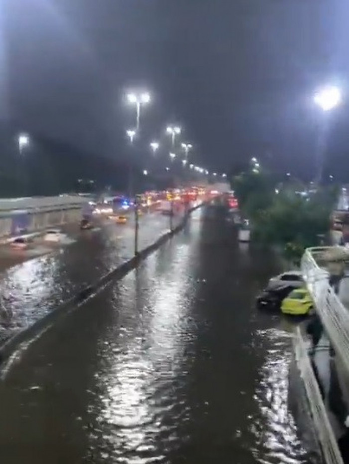 Trecho da Avenida Brasil, na altura da Fiocruz, ficou alagado na noite de s&aacute;bado (28)