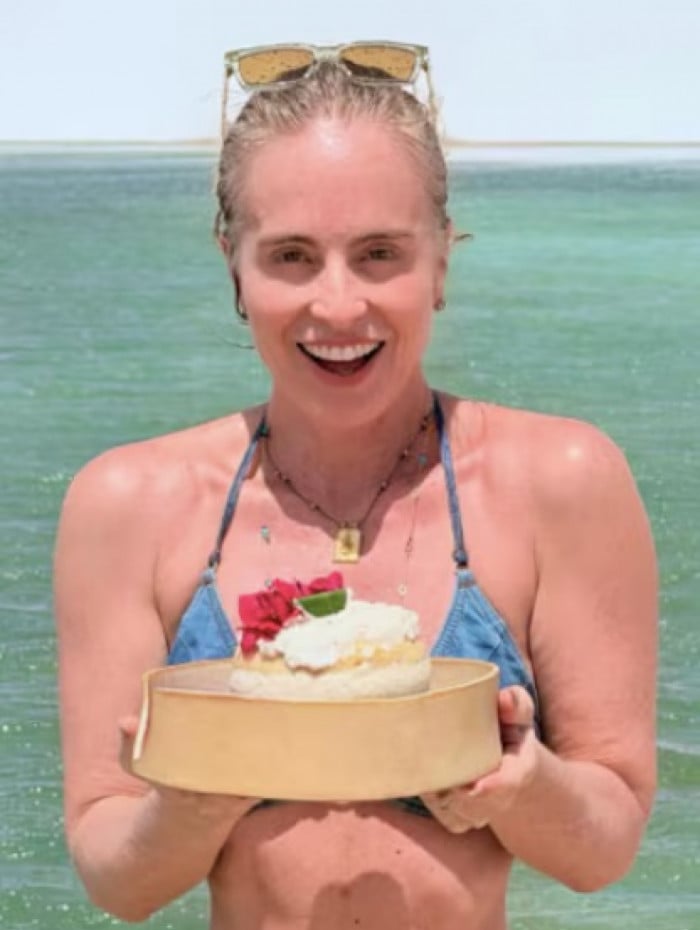 Topless, bolo de areia e Luciano Huck: Angélica comemora aniversário em cenário paradisíaco