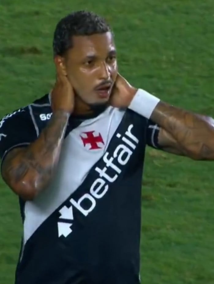 David quase marcou para o Vasco na reta final da partida, mas a bola passou rente à trave de Walter 