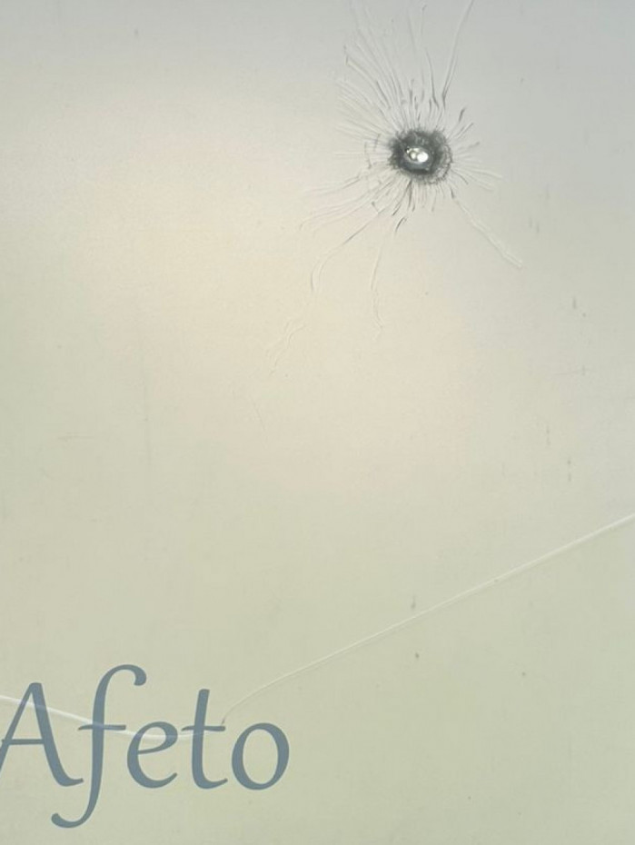 Tiro atingiu janela de sala da clínica da família de Coelho Neto