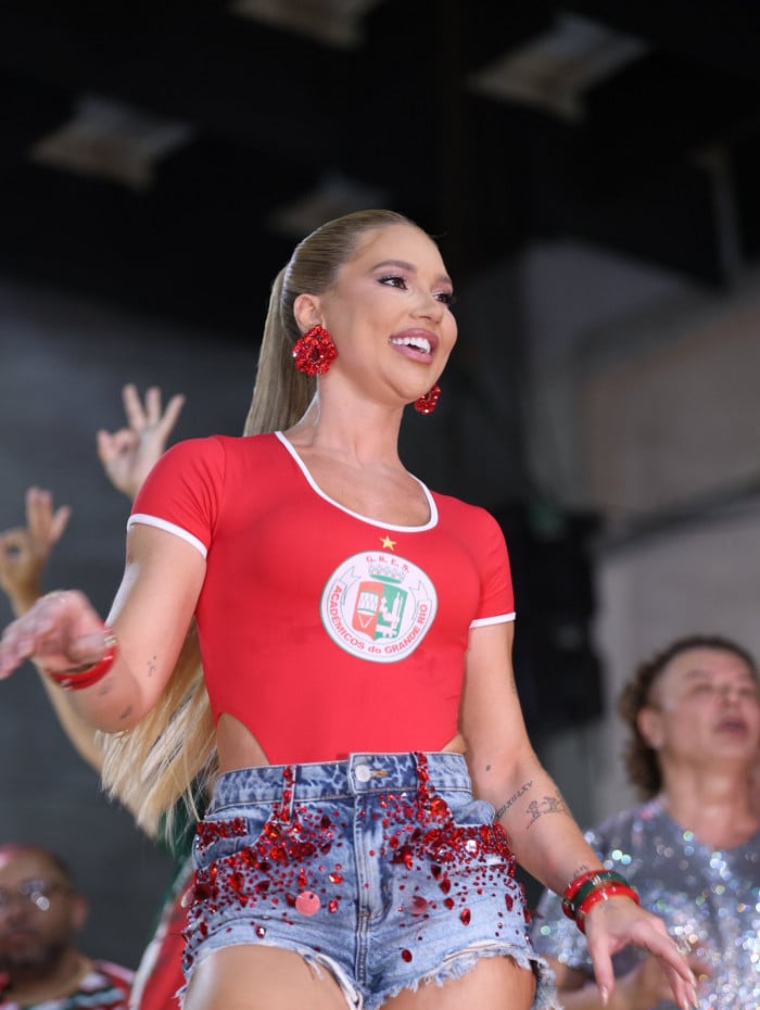 Virginia Fonseca marca presença em ensaio da Grande Rio