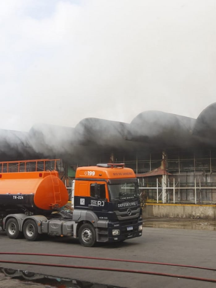 Bombeiros combatem incêndio que atingiu cerca de 28 lojas na Ceasa, em Irajá