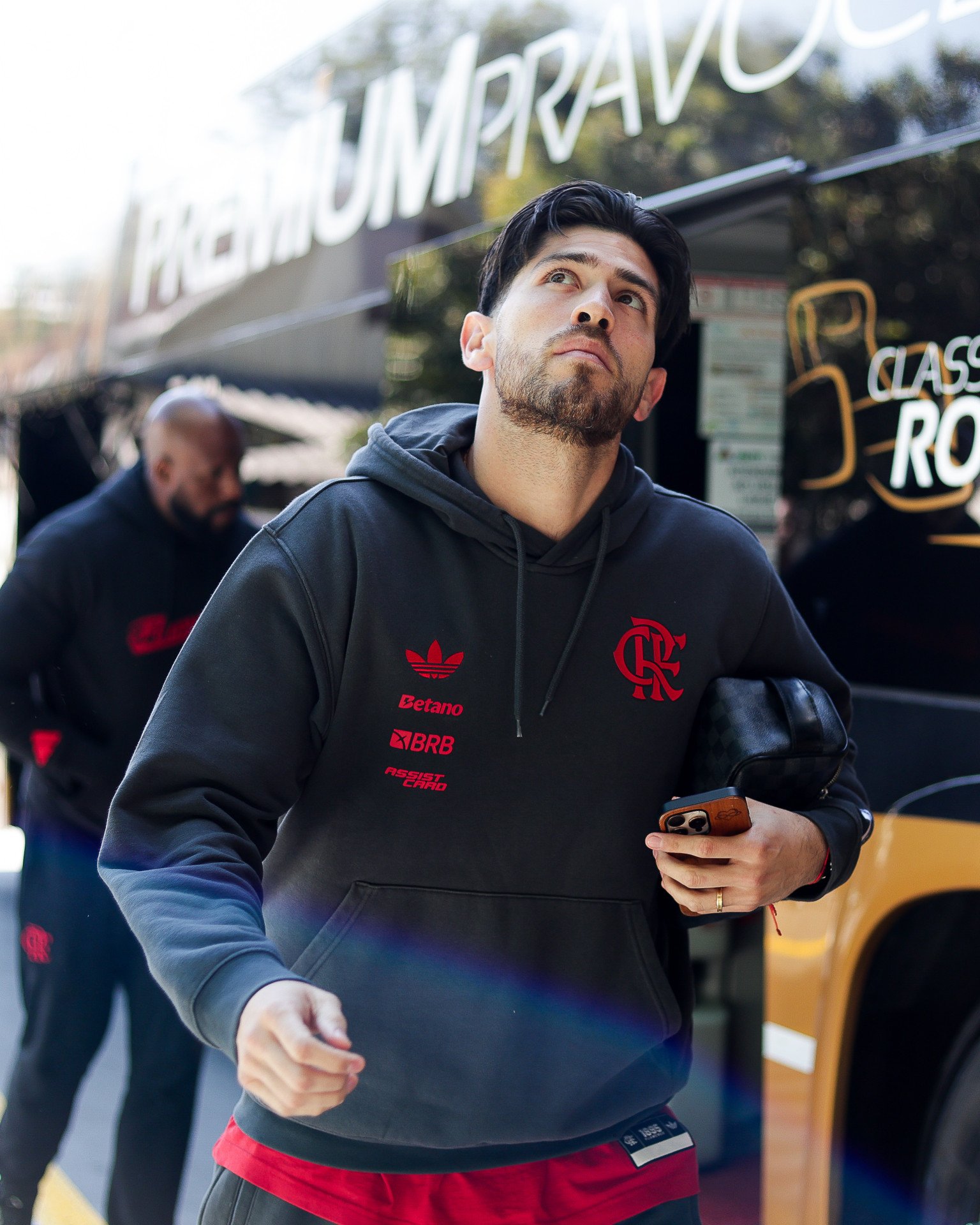 Elenco profissional viaja completo para o Catar