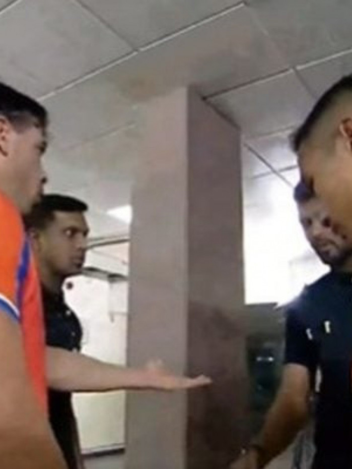 Vídeo: Bizarro! Jogador é expulso antes mesmo do início da partida