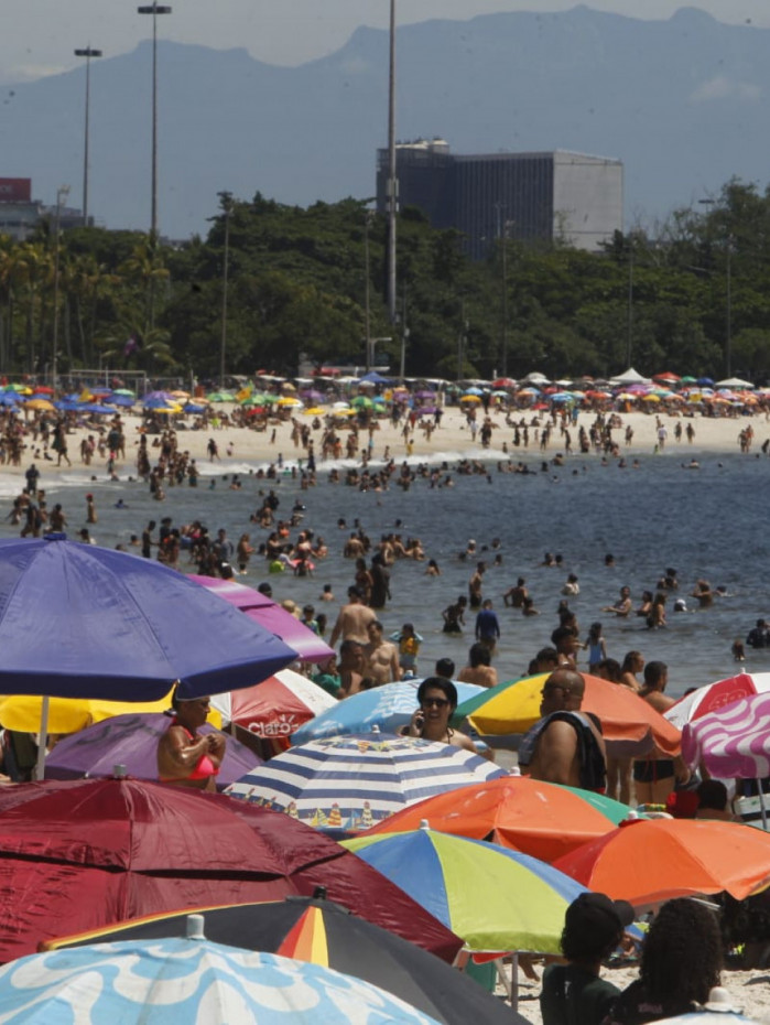 Praia do Flamengo recebe milhares de cariocas e turistas em domingo de sol