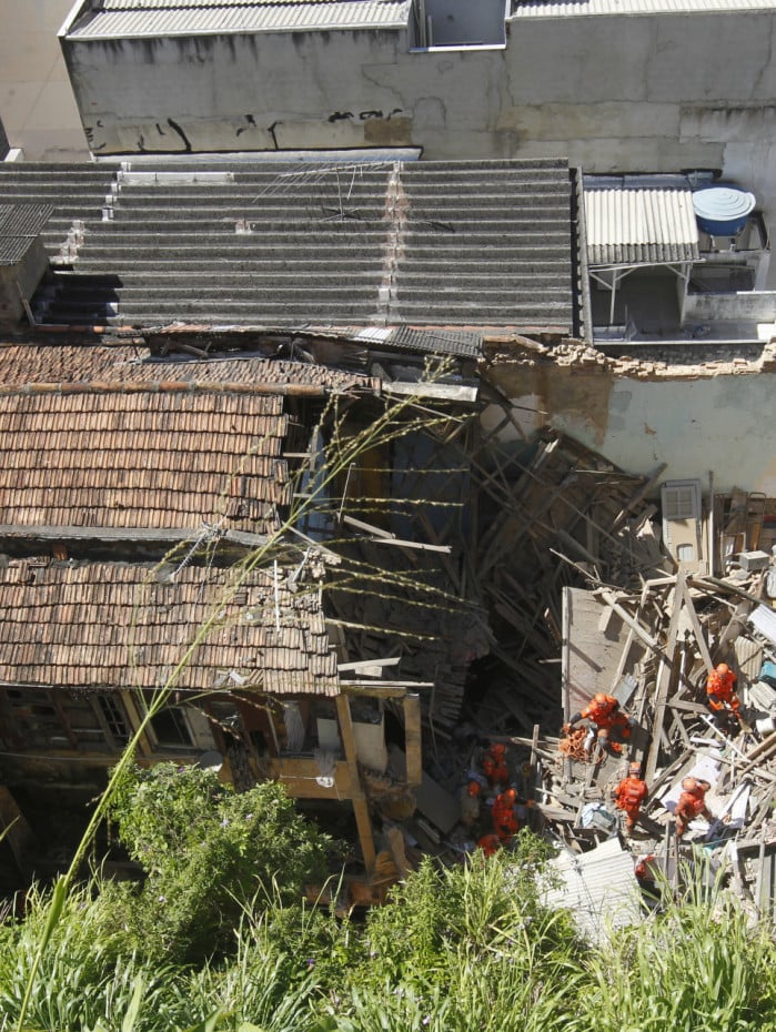 Desabamento de sobrado no Catete deixou jovem soterrado por cerca de cinco horas