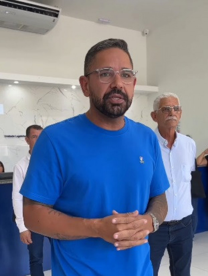 Carro do vereador Nelsinho Ruas, filho do prefeito Capit&atilde;o Nelson, foi alvo de cerca de 15 tiros