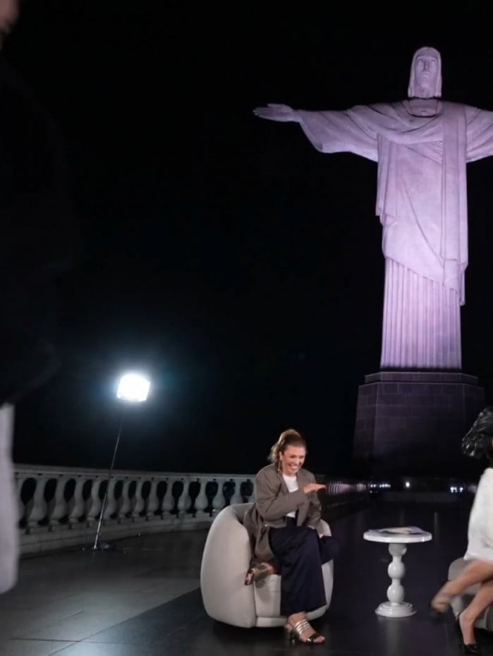 Rosalía se assusta com barata voadora durante entrevista ao 'Fantástico'