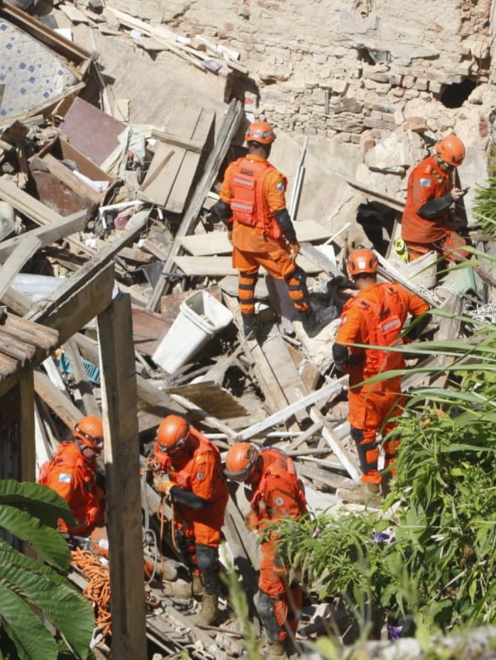 Bombeiros retiraram vítimas presas sob os escombros
