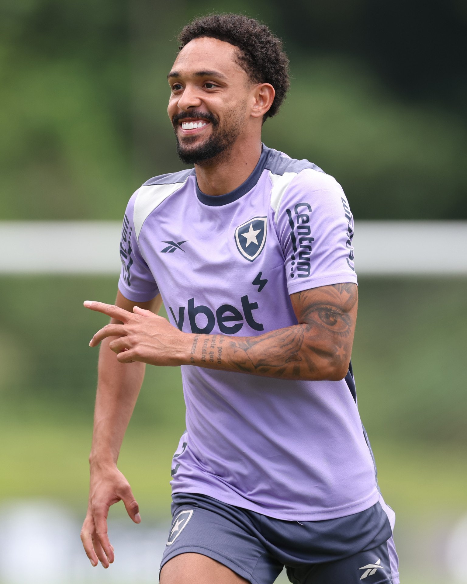 Vitinho já jogou no futebol inglês antes de chegar no Botafogo