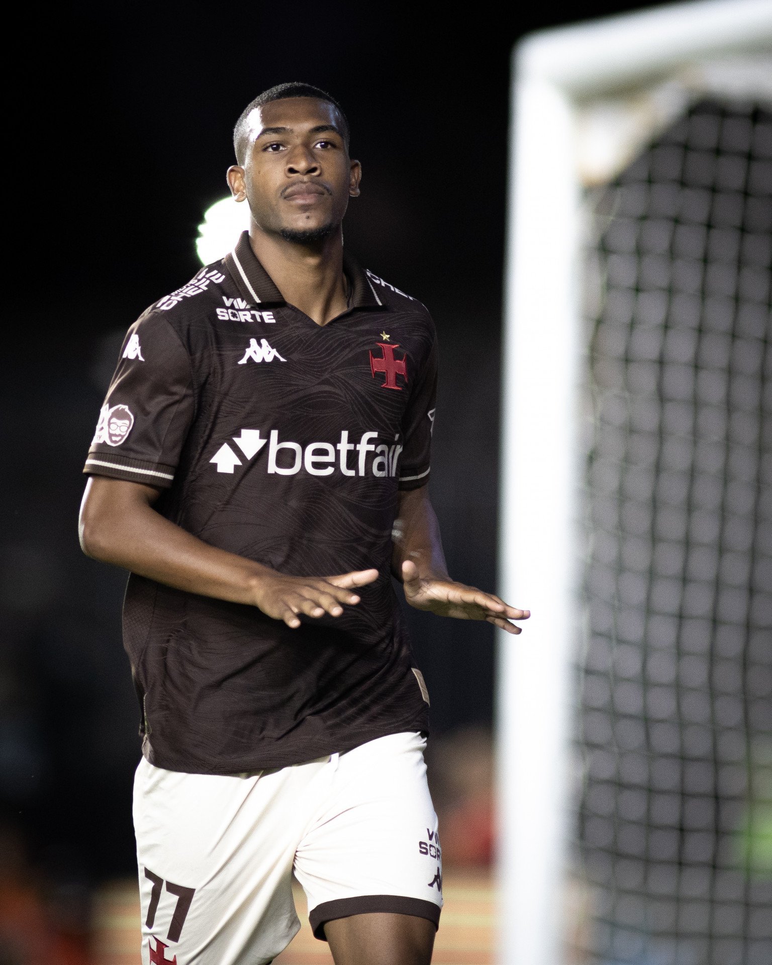 Rayan, cria da Colina, costuma provocar o Fluminense em clássicos
