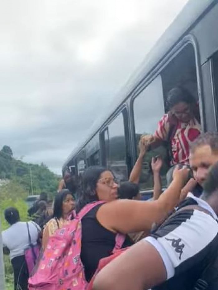 Passageiros foram retirados pelas janelas do ônibus