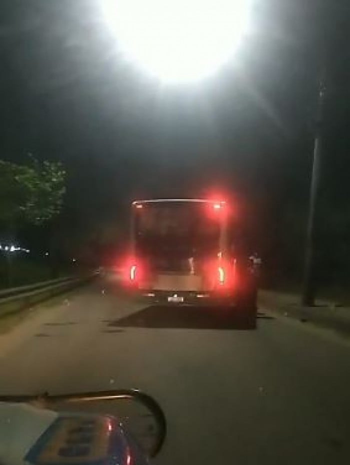 Criminosos usaram &ocirc;nibus para fechar os acessos &agrave; comunidade
