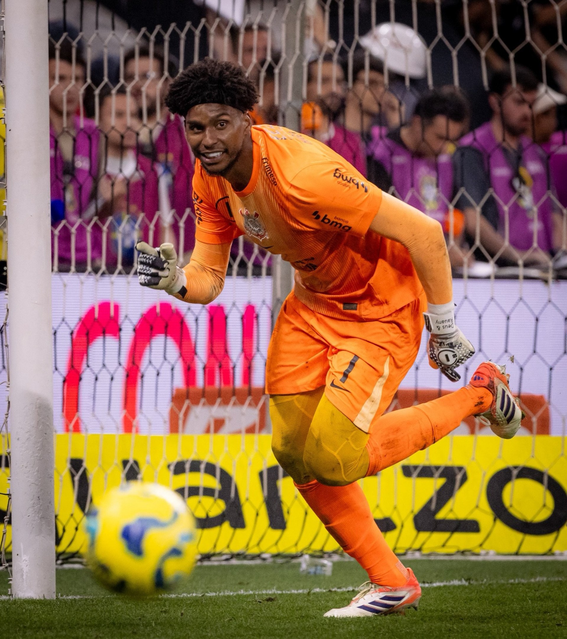 Hugo Souza pega duas cobranças