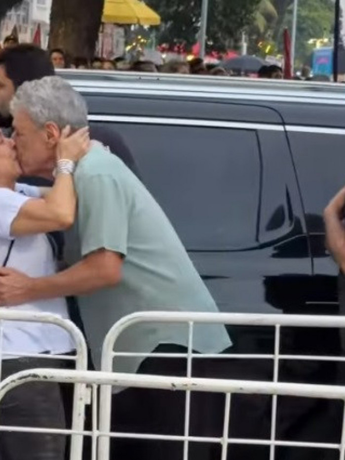Momento que Cissa Guimar&atilde;es beija Chico Buarque