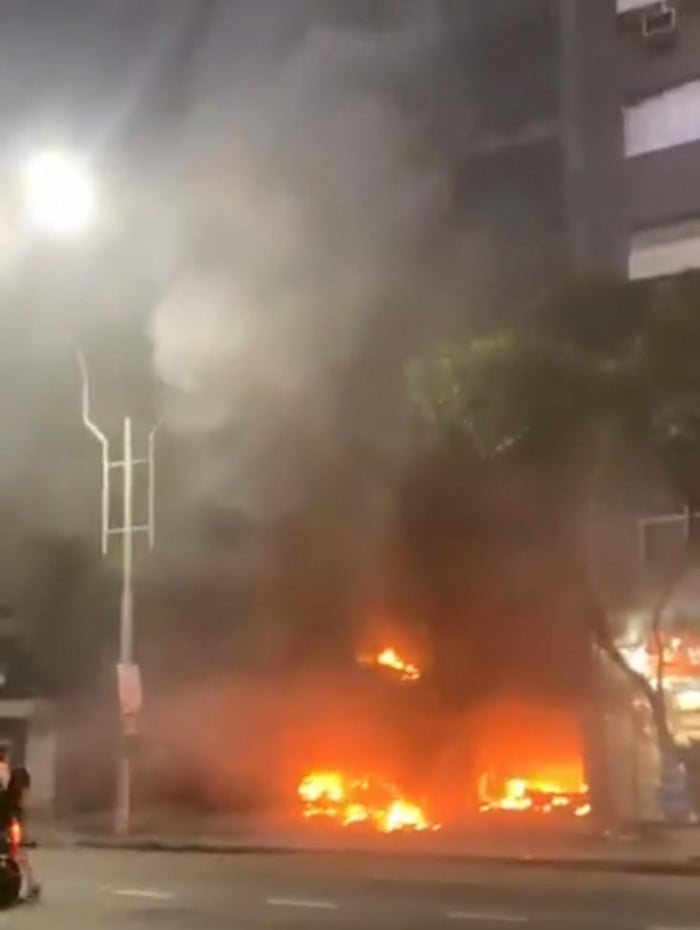 Loja ficou completamente tomada pelas chamas