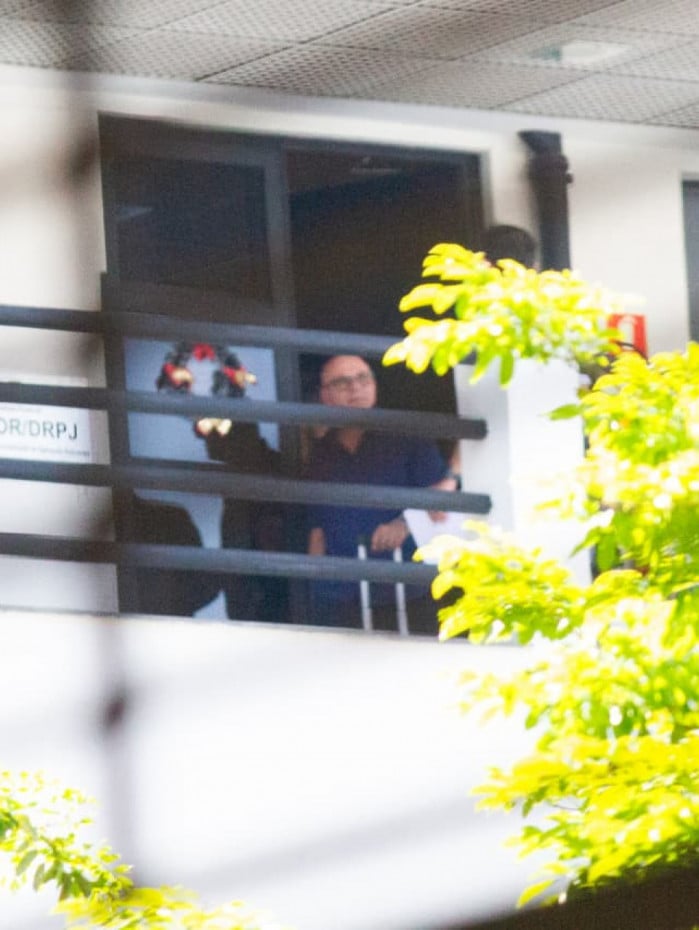 Mac&aacute;rio J&uacute;dice Neto (carregando uma mala) foi preso nesta ter&ccedil;a-feira (16)