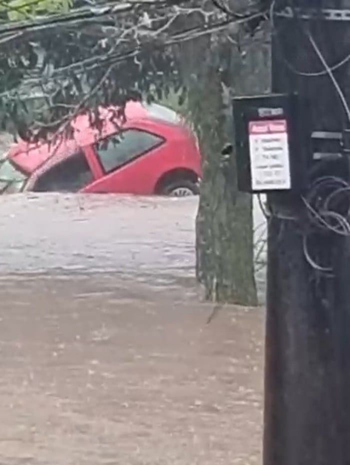 Carro desaparece em rua alagada de Petr&oacute;polis