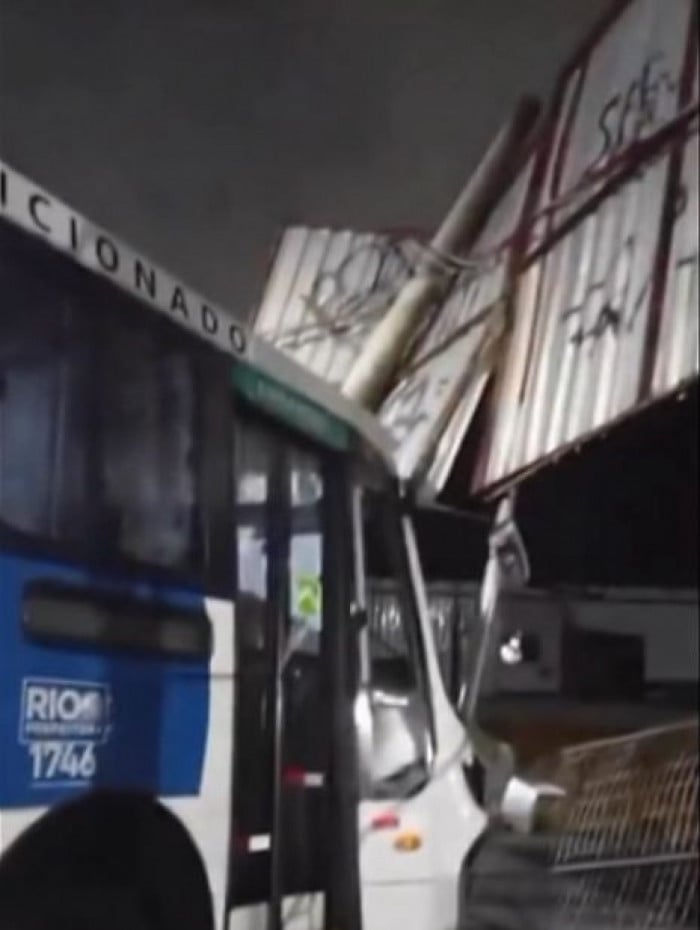 &Ocirc;nibus da linha 397 (Campo Grande x Candel&aacute;ria via Bangu) se envolveu em um acidente com outro coletivo