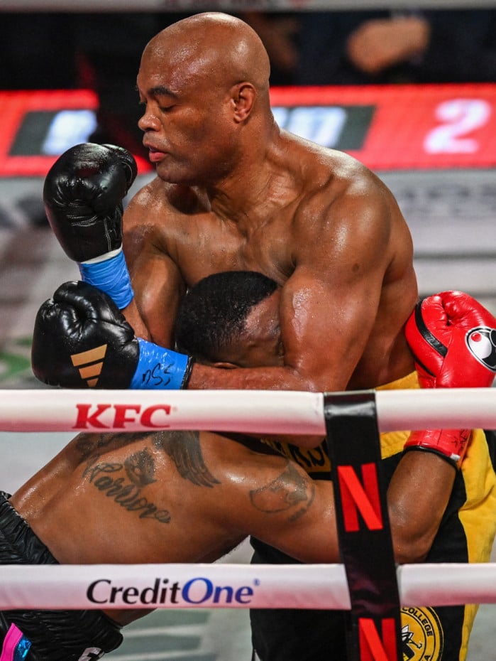 Anderson Silva superou o ex-campe&atilde;o dos meio-m&eacute;dios do UFC Tyron Woodley