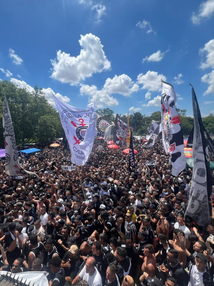 Torcida do Tim&atilde;o no embarque do elenco para o Rio de Janeiro