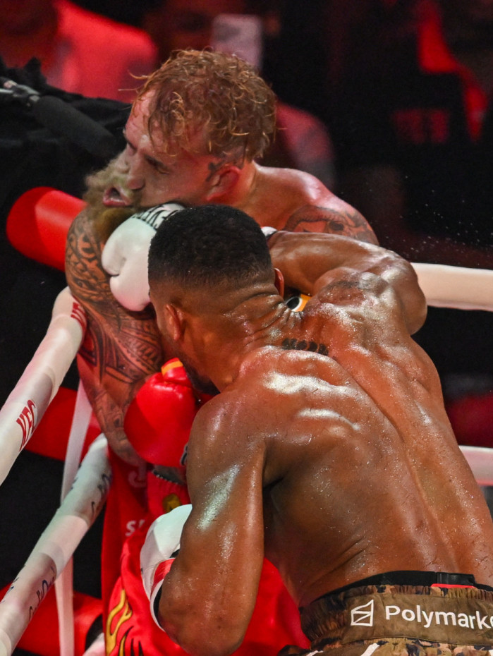 Anthony Joshua acerta um cruzado de direita em Jake Paul