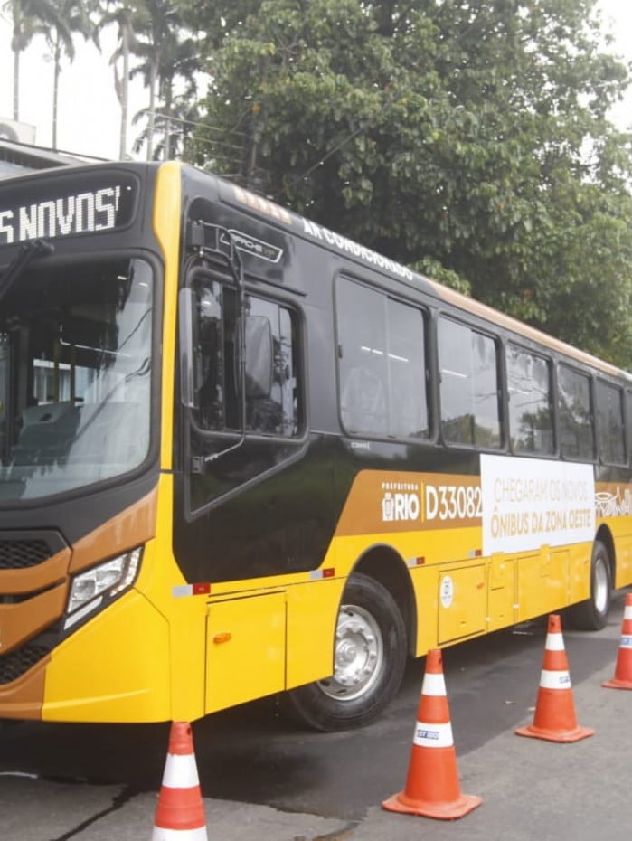 Prefeitura apresenta 100 novos &ocirc;nibus que v&atilde;o integrar linhas da Zona Oeste