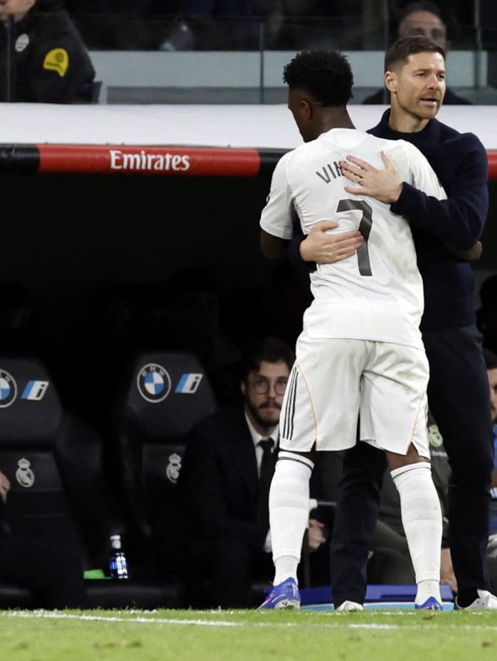 Xabi Alonso rasgou elogios a Vini Jr ap&oacute;s a goleada do Real Madrid sobre o Betis