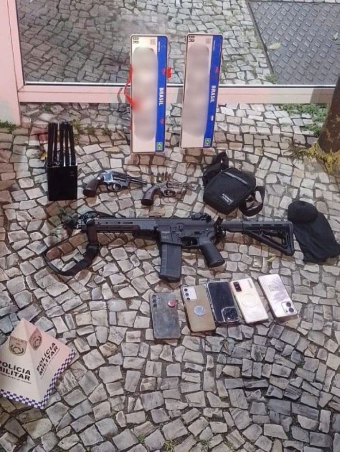 Policiais apreenderam rev&oacute;lveres, uma r&eacute;plica de fuzil, celulares e um bloqueador de GPS