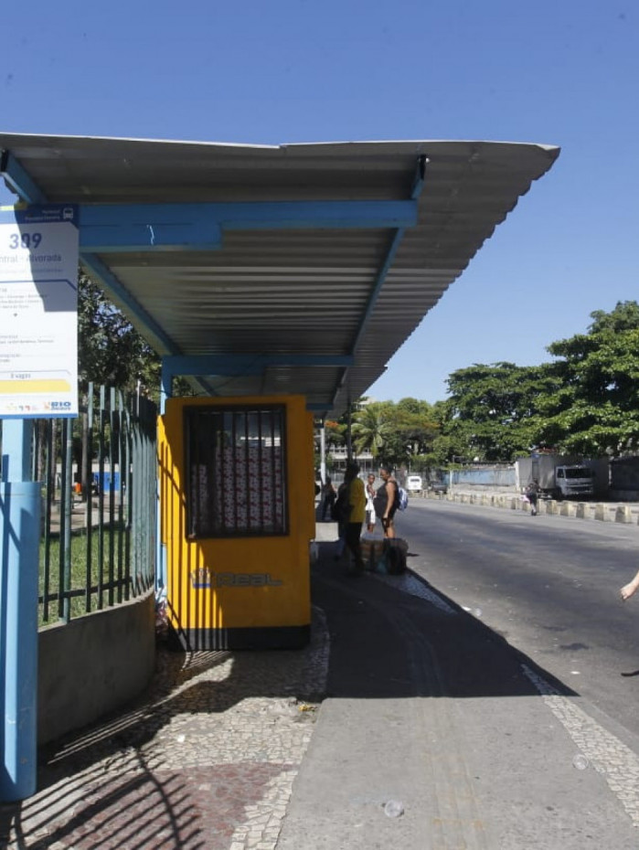 Carmen Regina desistiu de esperar o &ocirc;nibus e voltou para casa