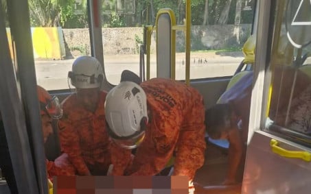 Mulher morre após ser esfaqueada em assalto dentro de BRT em Bonsucesso