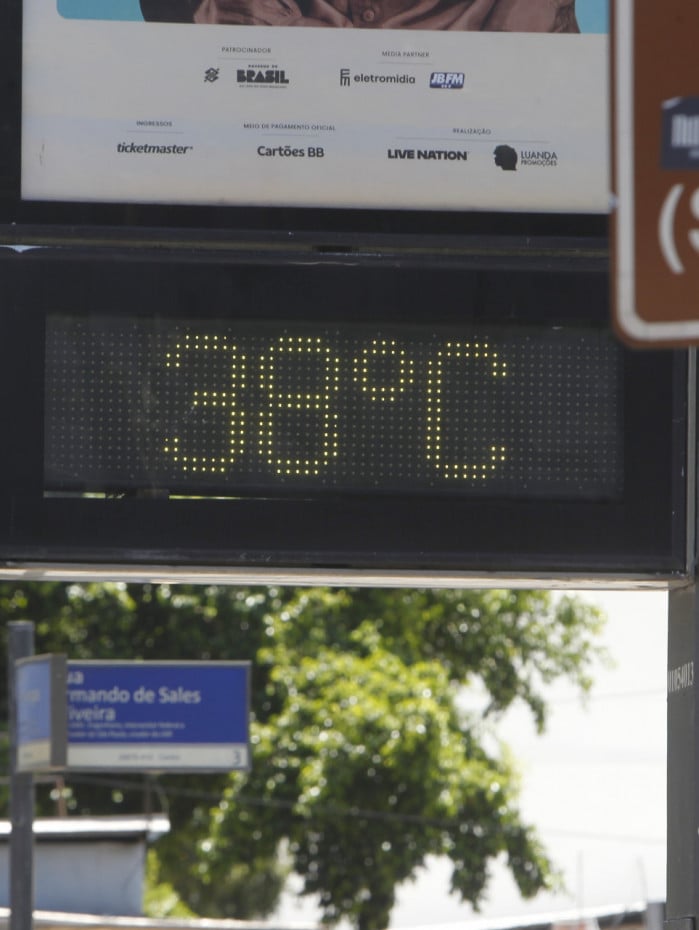 Term&ocirc;metros na Avenida Presidente Vargas marcam 38&deg;C, nesta quinta-feira (25)
