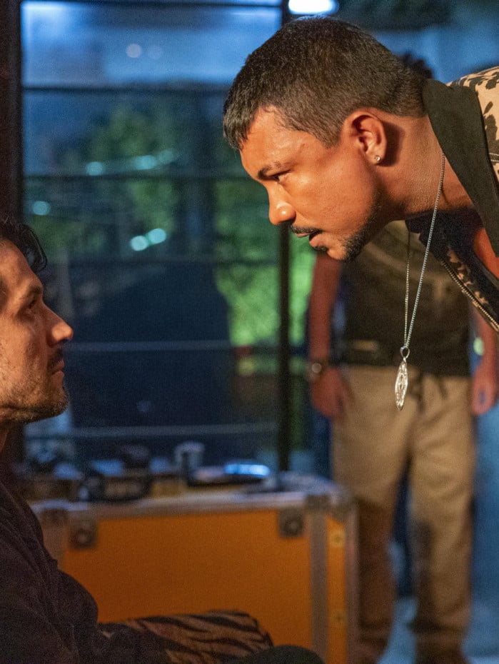 Bagd&aacute; (Xam&atilde;) amea&ccedil;a a vida de Paulinho (Romulo Estrela). 