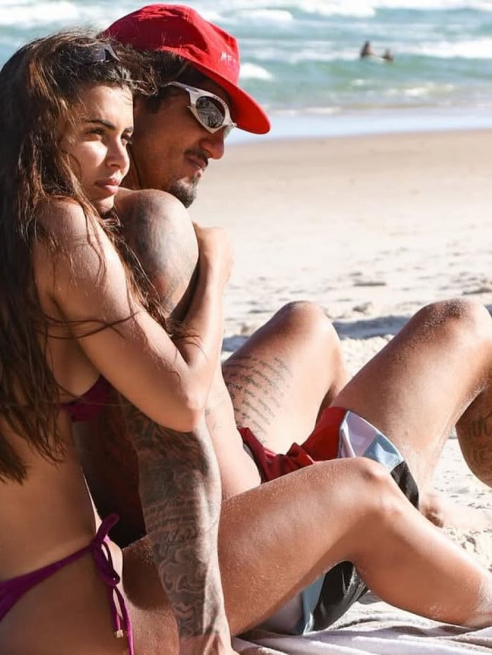 Gabriel Medina e Isabella Arantes curtem dia de praia
