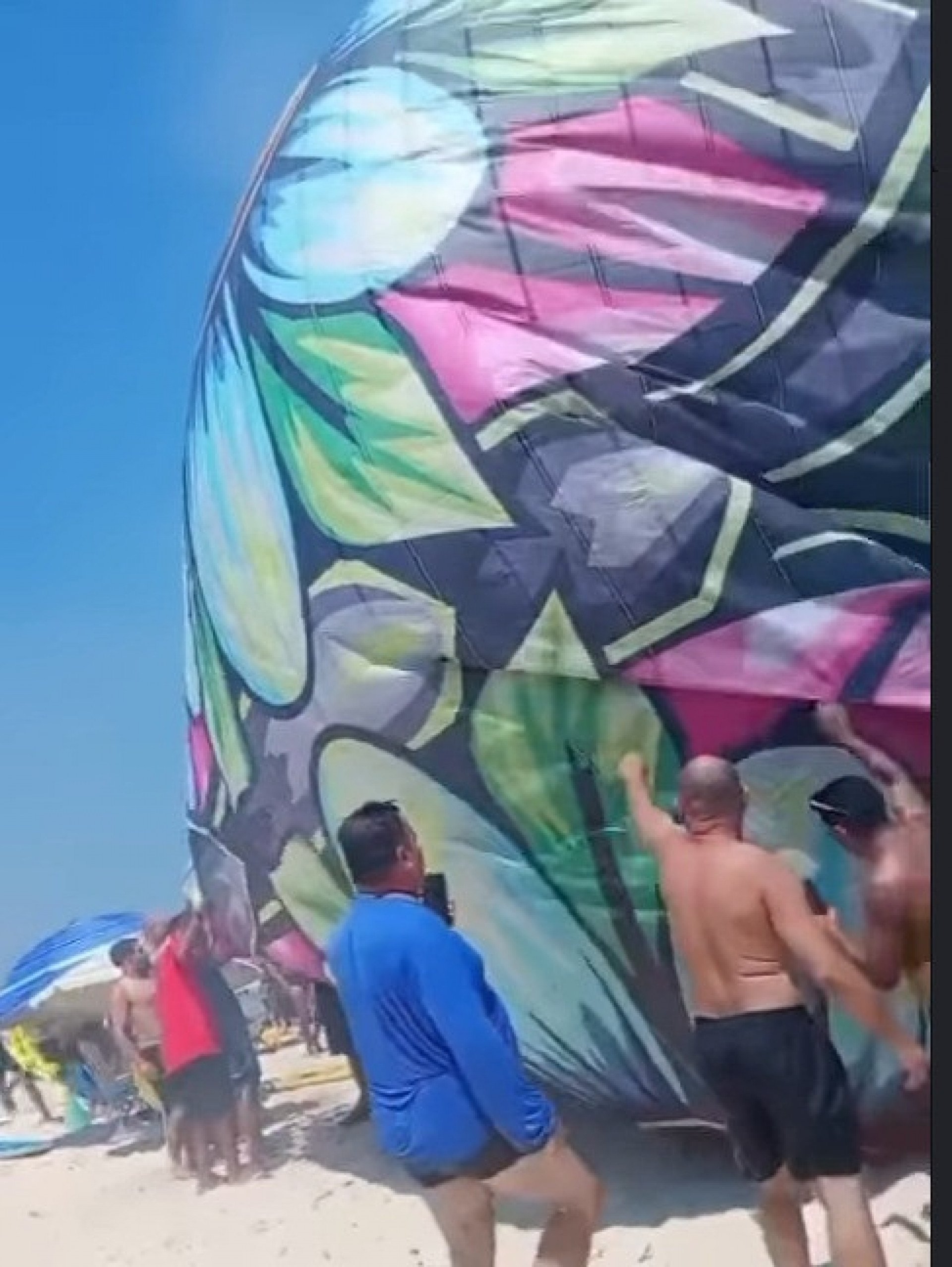 Banhistas tentam retirar balão da Praia de Itaipu