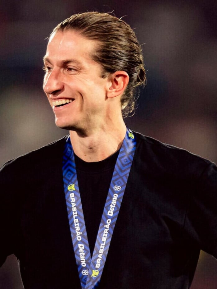 Flamengo anuncia renova&ccedil;&atilde;o de contrato com Filipe Lu&iacute;s