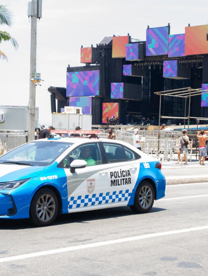 Montagem do palco para o r&eacute;veillon de 2026 na praia de Copacabana, Zona Sul do Rio de Janeiro, na tarde desta segunda-feira (29).