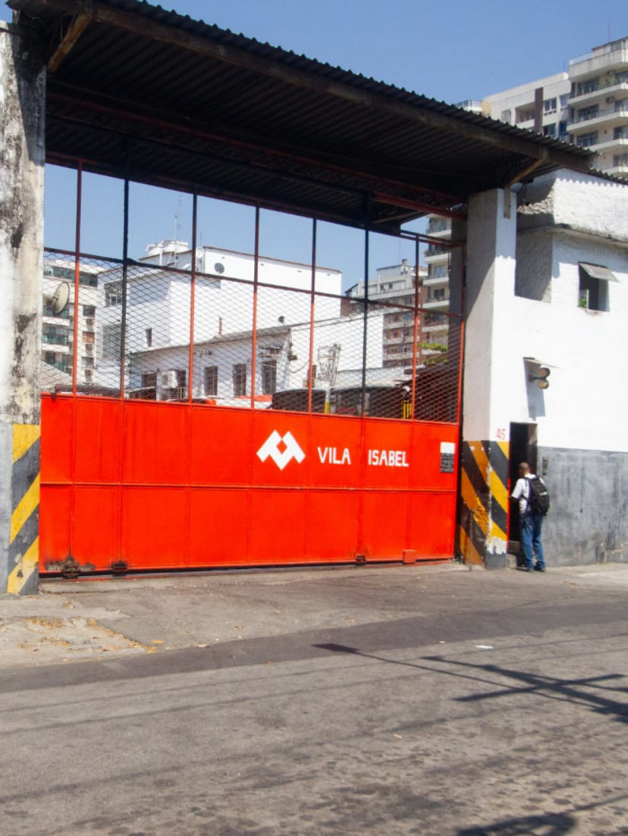 A garagem da Real e Vila Isabel foi lacrada pela prefeitura