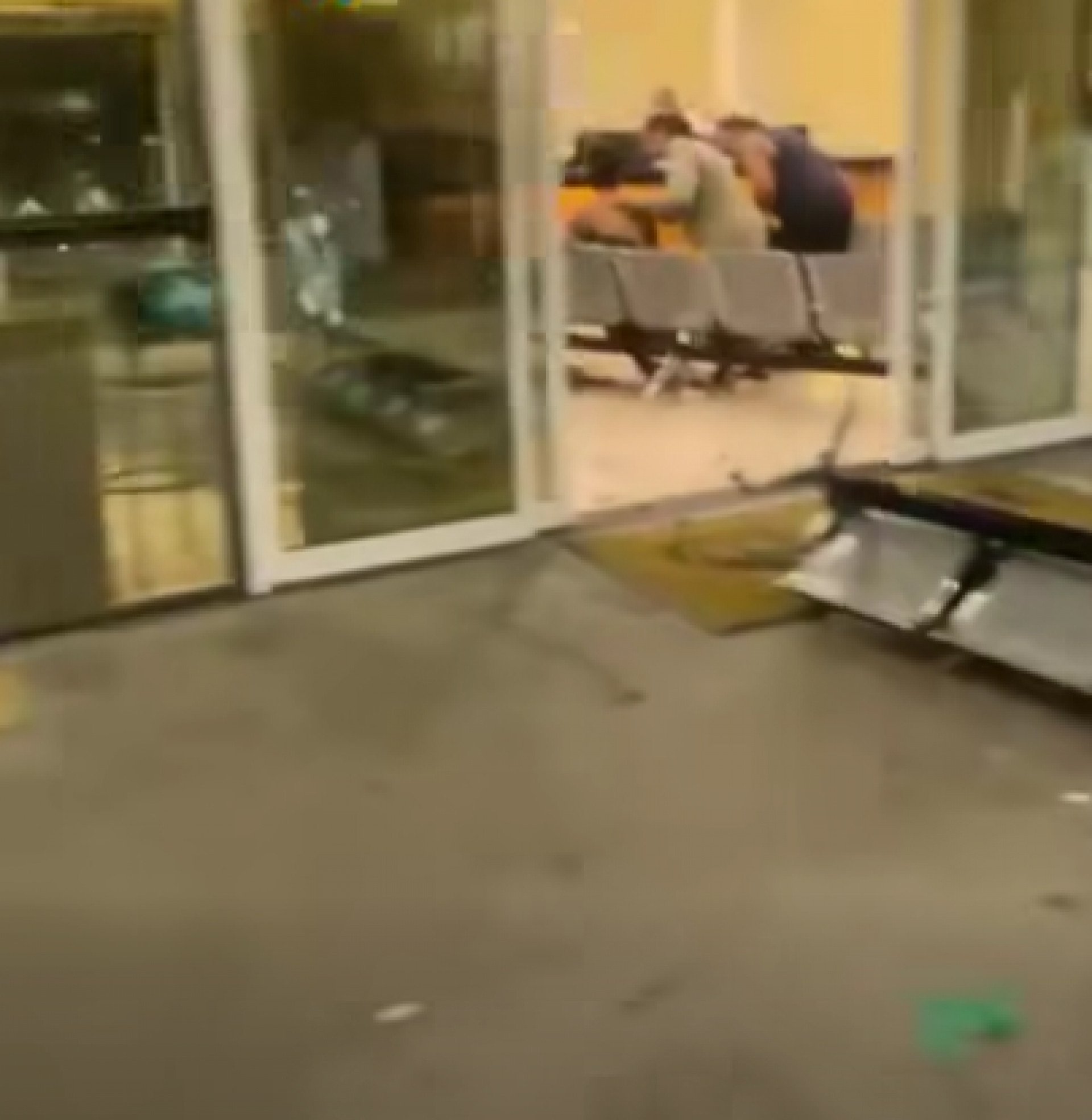 Bancos quebrados no Hospital Municipal de Magé, na Baixada