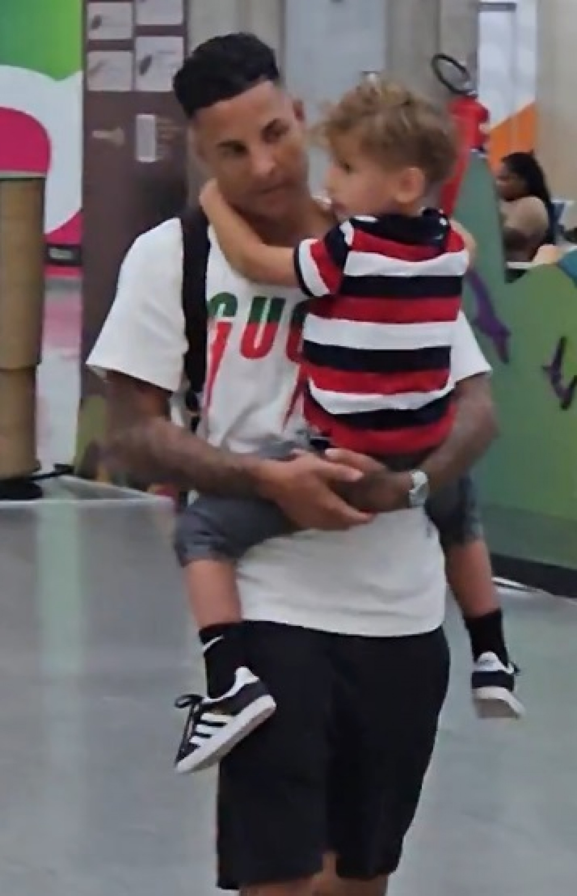 Guilherme Arana chegou com o filho no colo ao Galeão e já falou como jogador do Fluminense