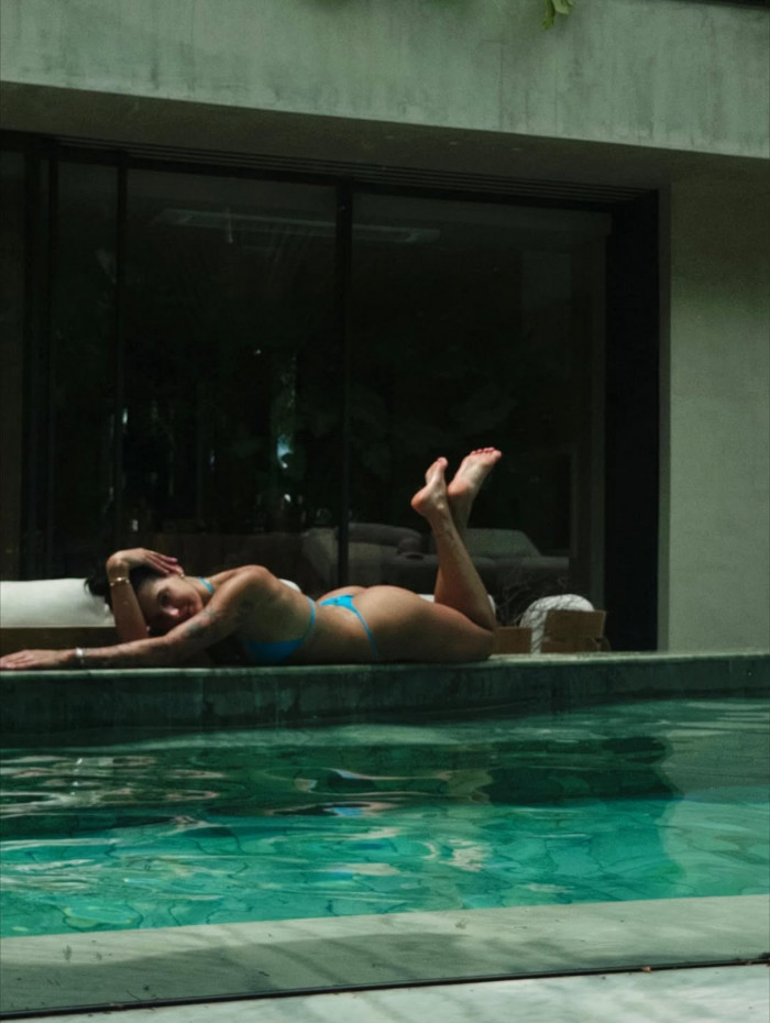 Ana Castela curtiu tarde de sol &agrave; beira da piscina