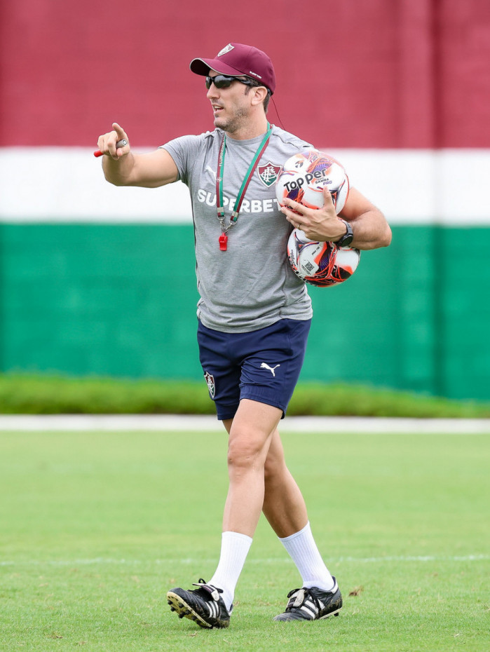 Luis Zubeld&iacute;a em a&ccedil;&atilde;o durante treino do Fluminense, no CT Carlos Castilho