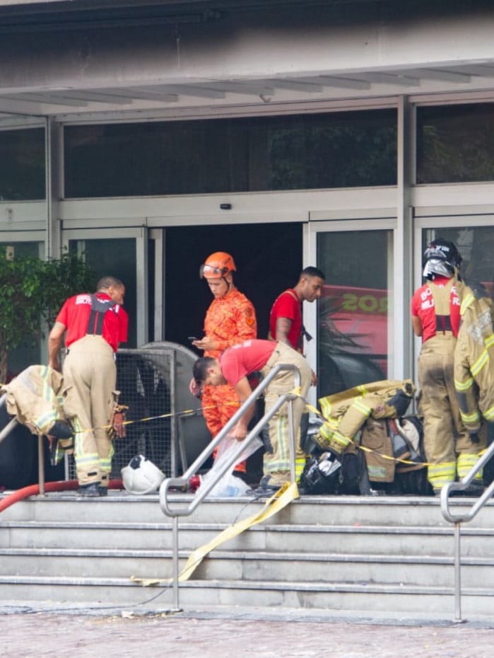Bombeiros seguem atuando no trabalho de rescaldo no Shopping Tijuca