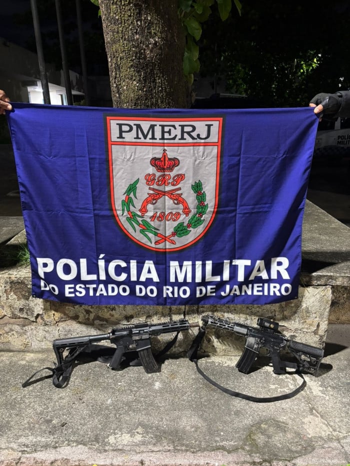 Na ocorr&ecirc;ncia, foram apreendidos dois fuzis, uma granada, e carregadores
