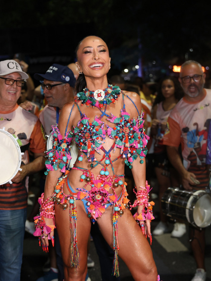 Sabrina Sato participa de ensaio de rua da Vila Isabel