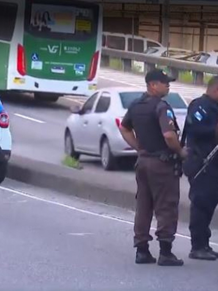 Uma faixa do viaduto precisou ser interditada 