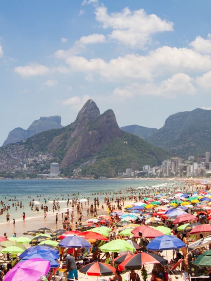 Cariocas lotam Praia do Arpoador em s&aacute;bado de altas temperaturas